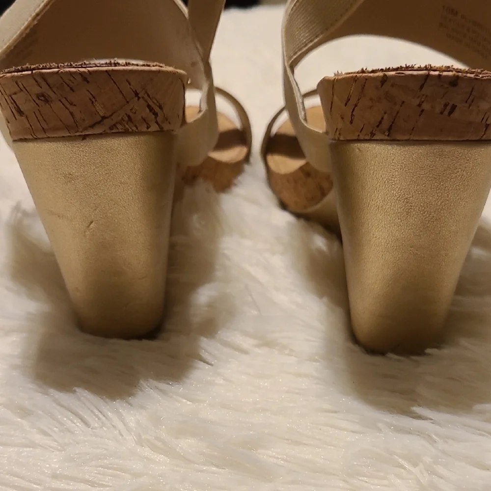 AEROSOLES Women's Gold and Tan Wedge‎ 4